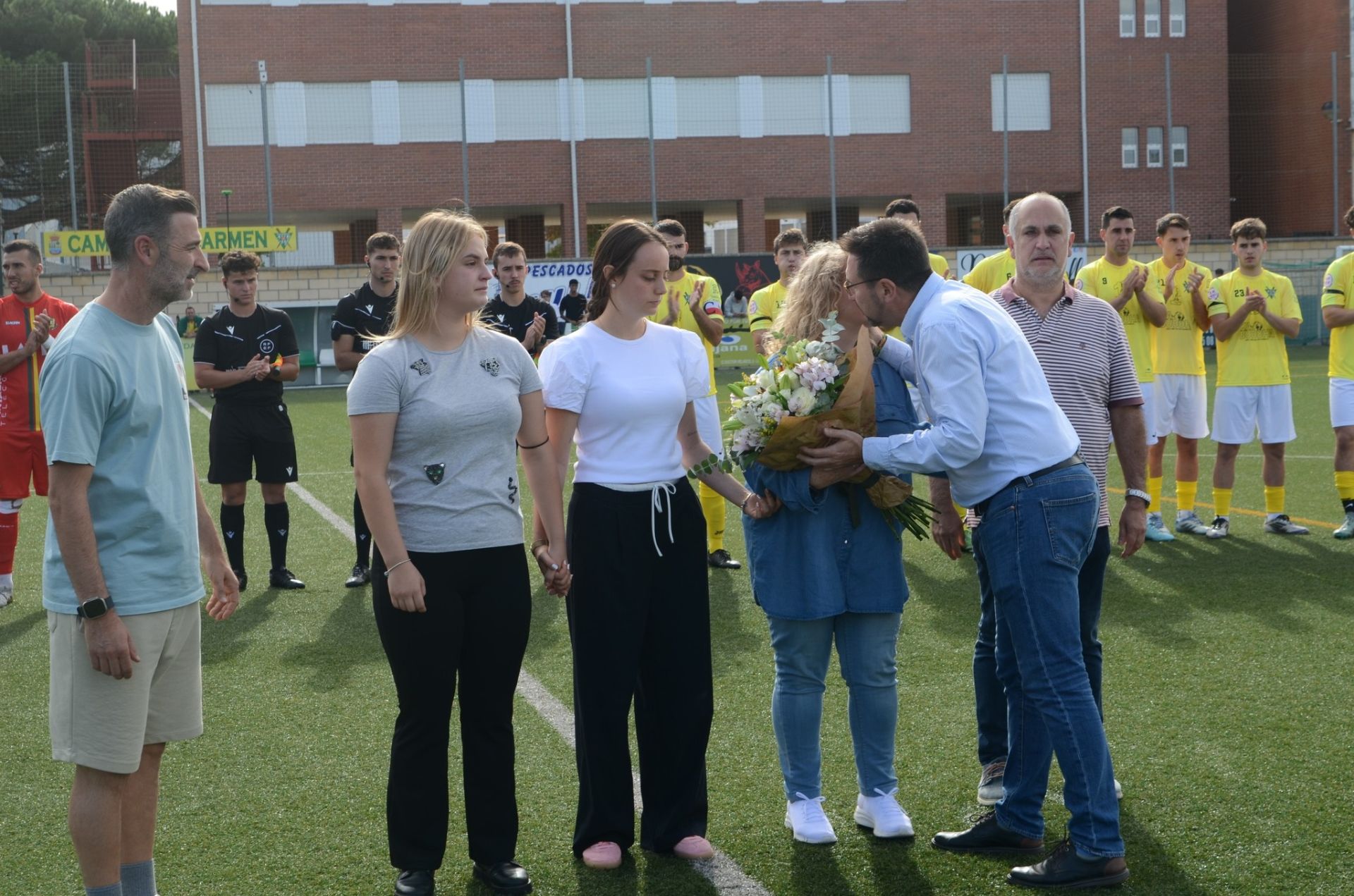 El alcalde de Colindres, Javier Incera, saluda a la familia de Raúl.