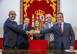 Pedro Marco de la Peña, presidente de Adif; Pedro Casares, delegado del Gobierno; María José Sáenz de Buruaga, presidenta regional; Roberto Media, consejero de Fomento, y Diego Movellán, alcalde de Camargo, tras la firma del convenio.