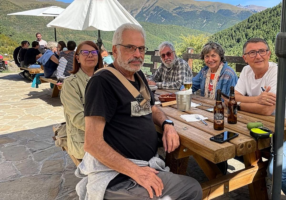 Juan Manuel Serradilla, junto a varios compañeros de viaje. Dm