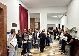 Empleados municipales protestan este lunes en los pasillos del Ayuntamiento.