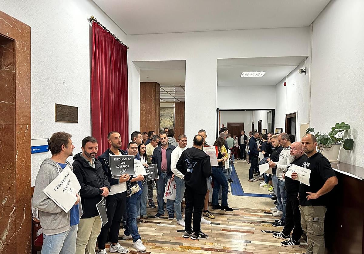 Empleados municipales protestan este lunes en los pasillos del Ayuntamiento.