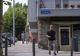 Un hombre pasea por la calle Valetín Lavín Casalís, en Santander, que antes se llamaba Montejurra.