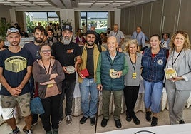 Los ponentes sobre los quesos pasiegos posan juntos al término de la conferencia con sus respectivos productos.