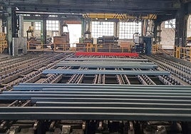 Interior de la fábrica de laminado de acero que Sidenor tiene en Reinosa.