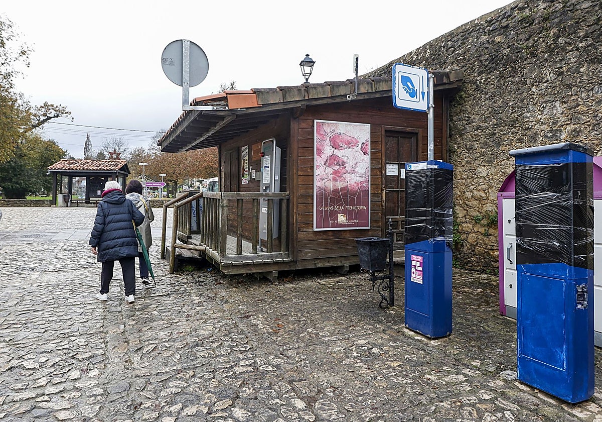 Oficina de la empresa adjudicataria de los aparcamientos en Santillana situada en la Plaza del Rey, con las máquinas precintadas al haber finalizado el periodo de pago.