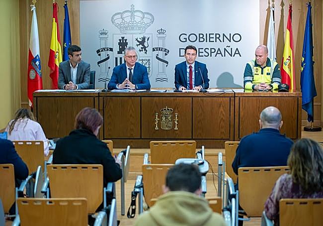 El Plan de Vialidad Invernal fue presentado este martes por el jefe de la Demarcación de Carreteras del Estado en Cantabria, Rosendo Martínez; el jefe provincial de Tráfico, José Miguel Tolosa; el delegado del Gobierno en Cantabria, Pedro Casares; y el comandante del Sector de Tráfico de la Guardia Civil, Jorge Giro.