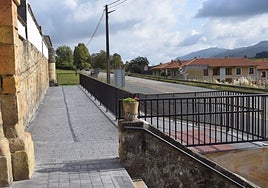Rampa recién habilitada en el acceso al cementerio de Parbayón, en Piélagos.