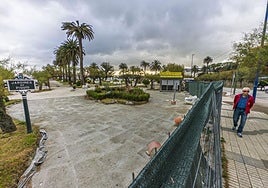 Los Jardines de Piquío, en El Sardinero, vallados debido a las obras de rehabilitación que llevan paradas desde julio.