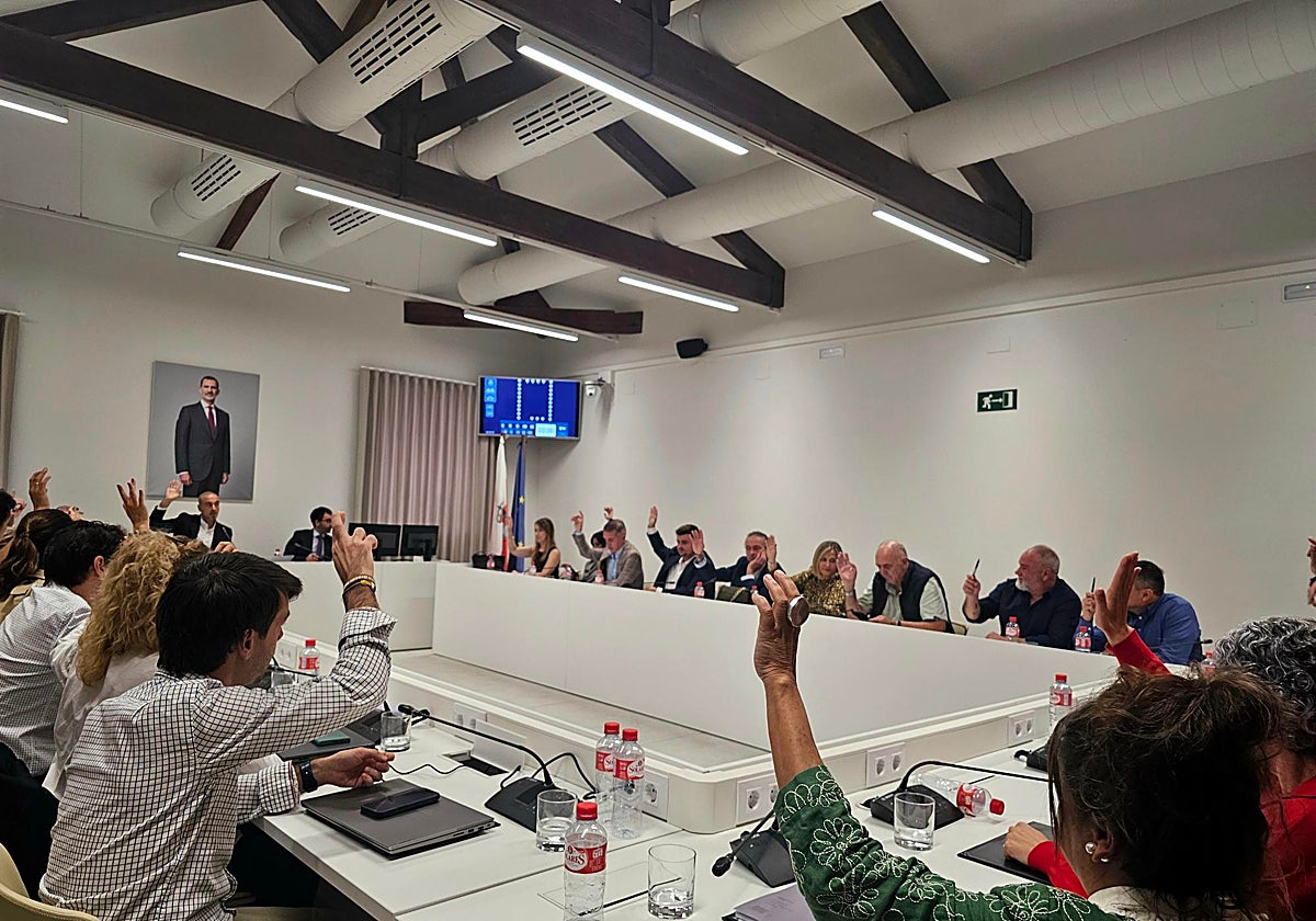 Concejales votan uno de los puntos del orden del día durante un Pleno municipal, la semana pasada, en el edificio de La Llama.