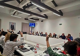 Concejales votan uno de los puntos del orden del día durante un Pleno municipal, la semana pasada, en el edificio de La Llama.