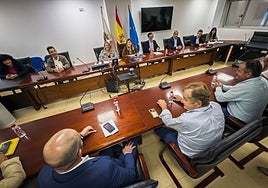 La presidenta de Cantabria encabezando la reunión mantenida con el sector ganadero, en la sede de Peña Herbosa.