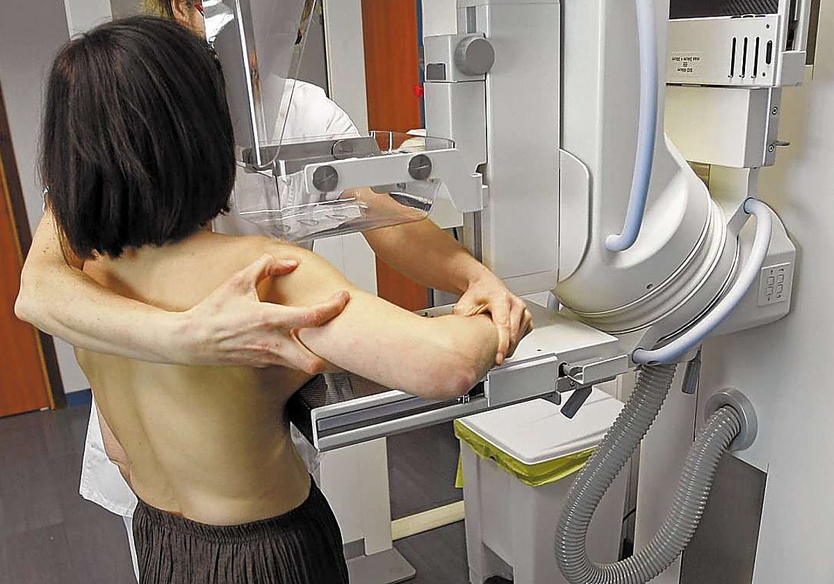 Una mujer se coloca en el mamógrafo para realizarse la prueba.