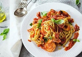 Menudo pintón que tienen estos espaguetis con ragú de sepia y gambas.