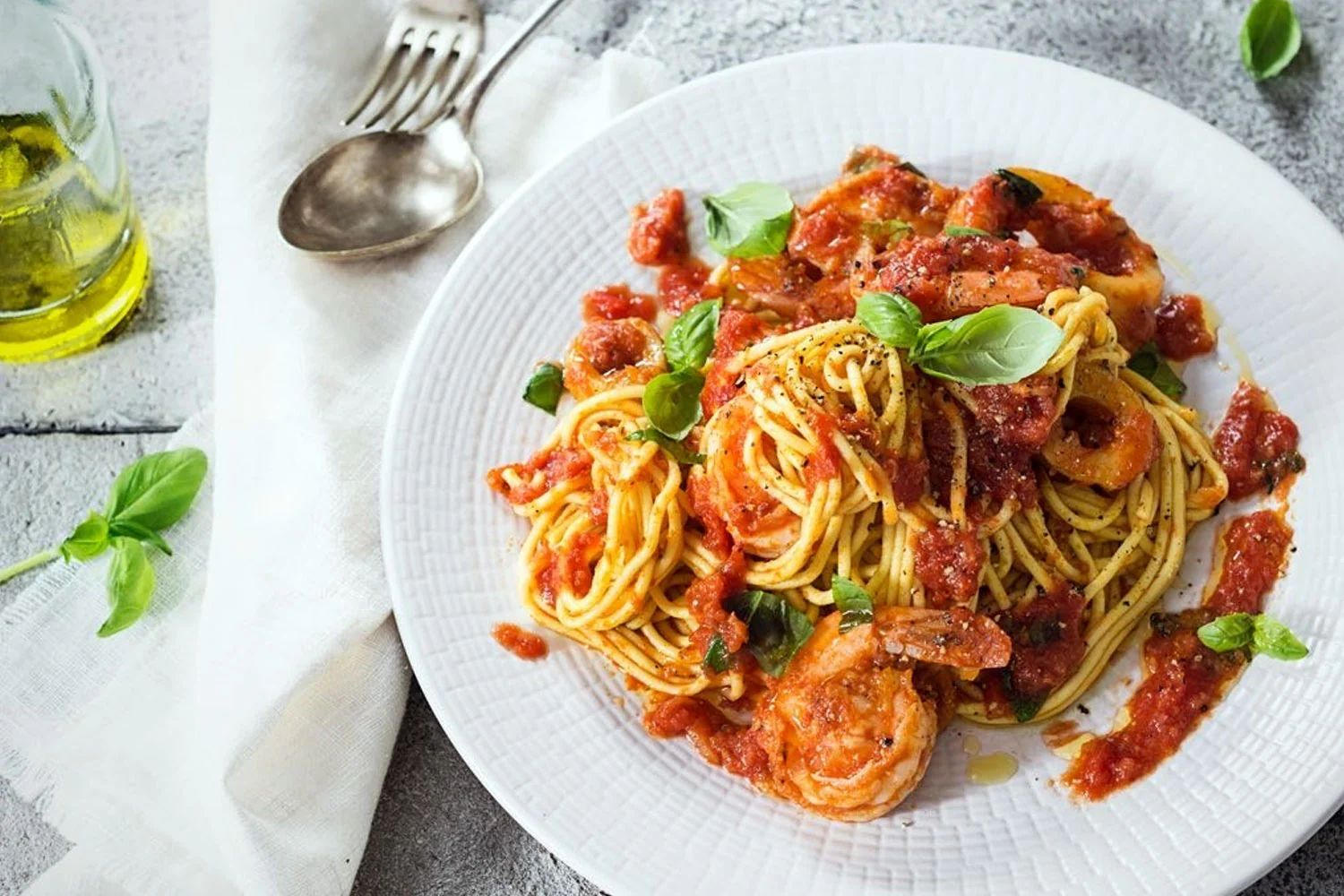 Menudo pintón que tienen estos espaguetis con ragú de sepia y gambas.