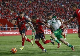 Aldasoro, rodeado de rivales, en el partido de vuelta del play off de la temporada pasada.