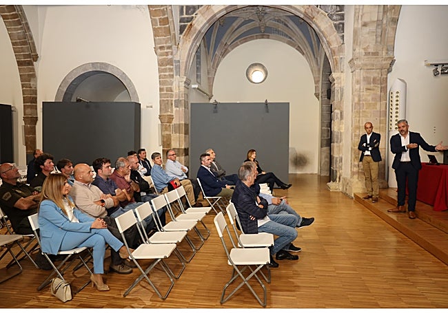 Anselmo Bueno durante la presentación del proyecto en el Centro de Estudios Lebaniegos de Potes