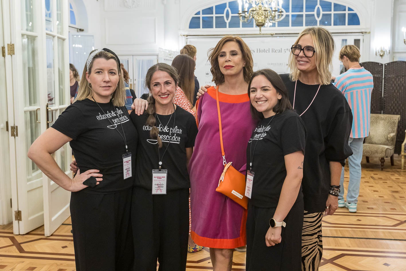 Ágatha Ruiz de la Prada junto al equipo de peluquería y maquillaje de Eduardo Pilar Pescador.