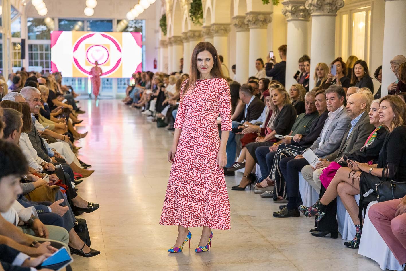 La matrona Amaya Martín con traje de Ágatha Ruiz de la Prada.