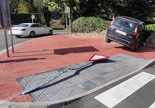 El choche se llevó por delante una señal de ceda el paso de la nueva rotonda.