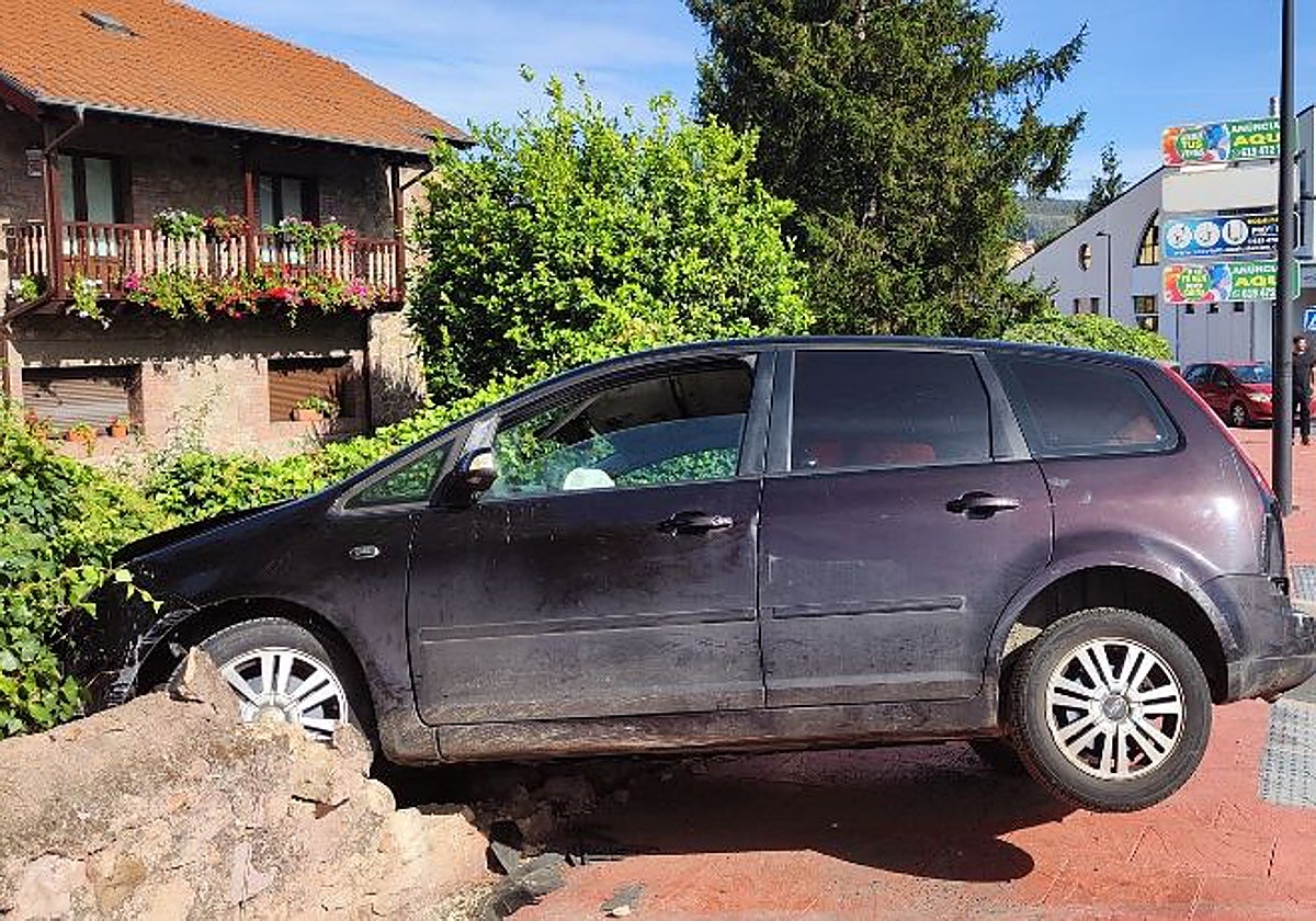 Estado en el que quedó el coche y la pared de la Avenida Industria.