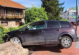 Estado en el que quedó el coche y la pared de la Avenida Industria.