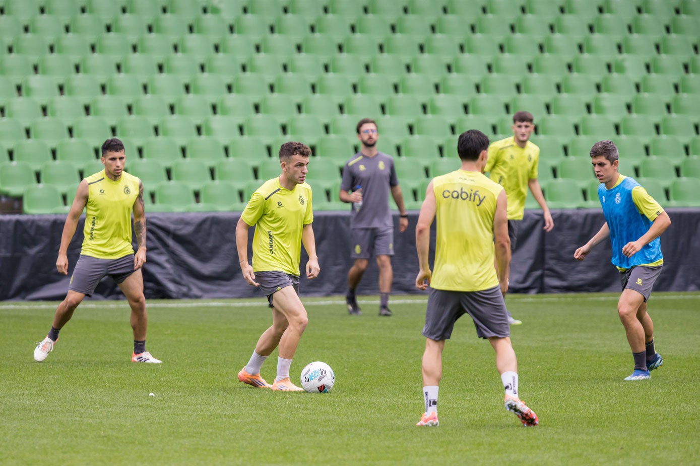 Íñigo Vicente, en plena sesión, con Aldasoro e Íñigo Sainz-Maza atentos al balón.