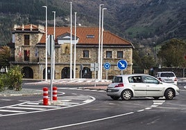Acceso a Castilla Pedroso desde la carretera de San Vicente de Toranzo, una de las obras amañadas.