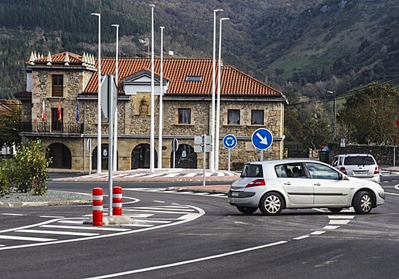 Acceso a Castilla Pedroso desde la carretera de San Vicente de Toranzo, una de las obras amañadas.