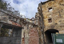 Las primeras grietas aparecieron al poco de derribar el edificio anexo al actual Ayuntamiento.