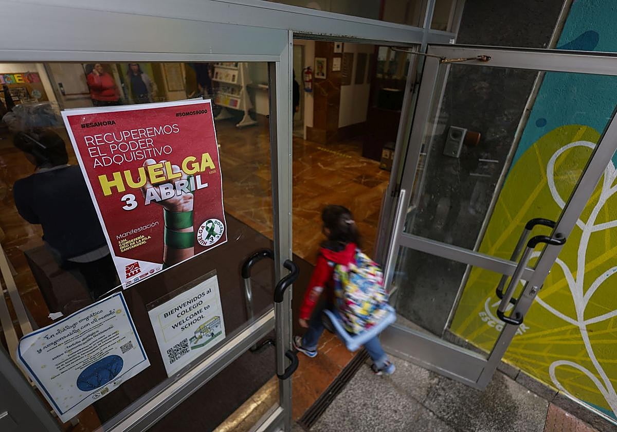 Los alumnos entrando al Colegio Cisneros, en Santander, en la huelga del 3 de abril.