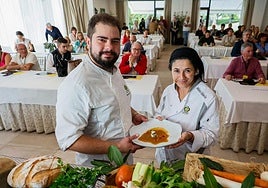 La mejor sopa de pescado de España es la elaborada por Borja Mier y Mónica Calderón y se sirve en el restaurante La Pradera.