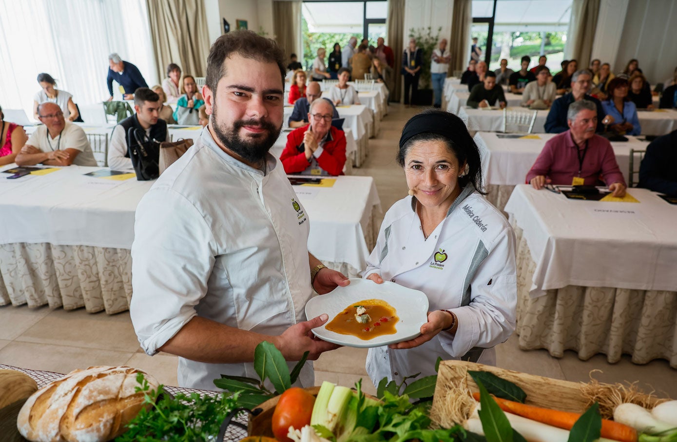 La mejor sopa de pescado de España es la elaborada por Borja Mier y Mónica Calderón y se sirve en el restaurante La Pradera.