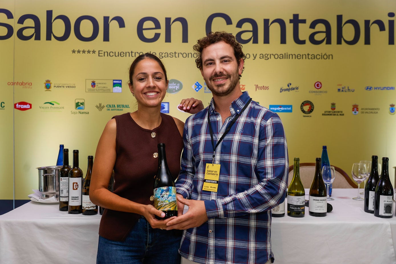 Una cocinera de Conservas Codesa sirve las anchoas recién fileteadas.