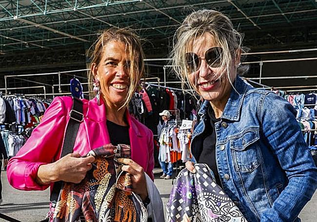 Merche García y Carmen Zumel, ayer, con sus nuevas chaquetas.