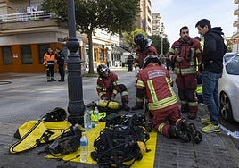 Imagen de archivo de los bomberos de Torrelavega durante una intervención
