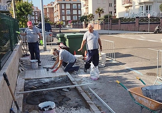 Los alumnos haciendo prácticas en las calles de Noja.