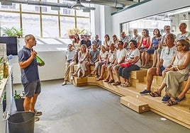 Los asistentes a la jornada dedicada a la sidra, el pasado agosto, escuchan la ponencia sobre sidra de la empresa 45 Amigos.