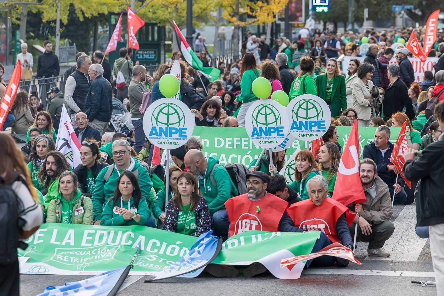 Los docentes protagonizaron varias sentadas en el Paseo Pereda Petardos al grito de «todos al suelo que viene el consejero».