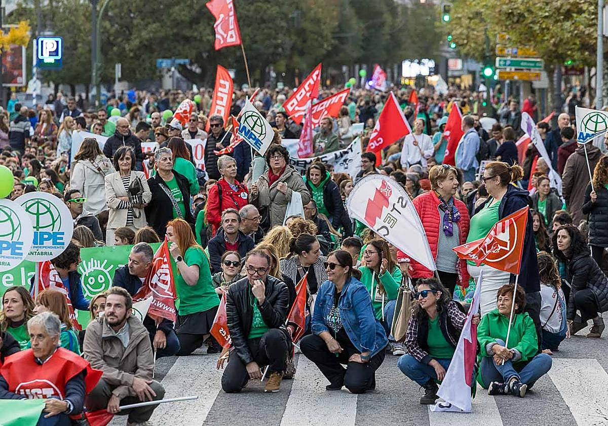 Las mejores imágenes de la manifestación docente en las calles de Santander