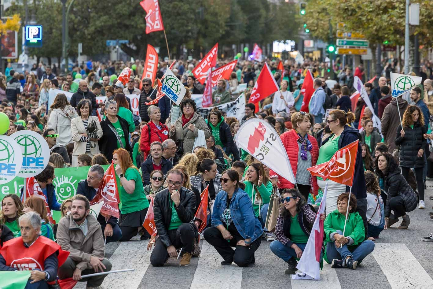 Los sindicatos de la Junta de Personal Docente sacaron sus banderas y pancartas para escenificar sus reivindicaciones.