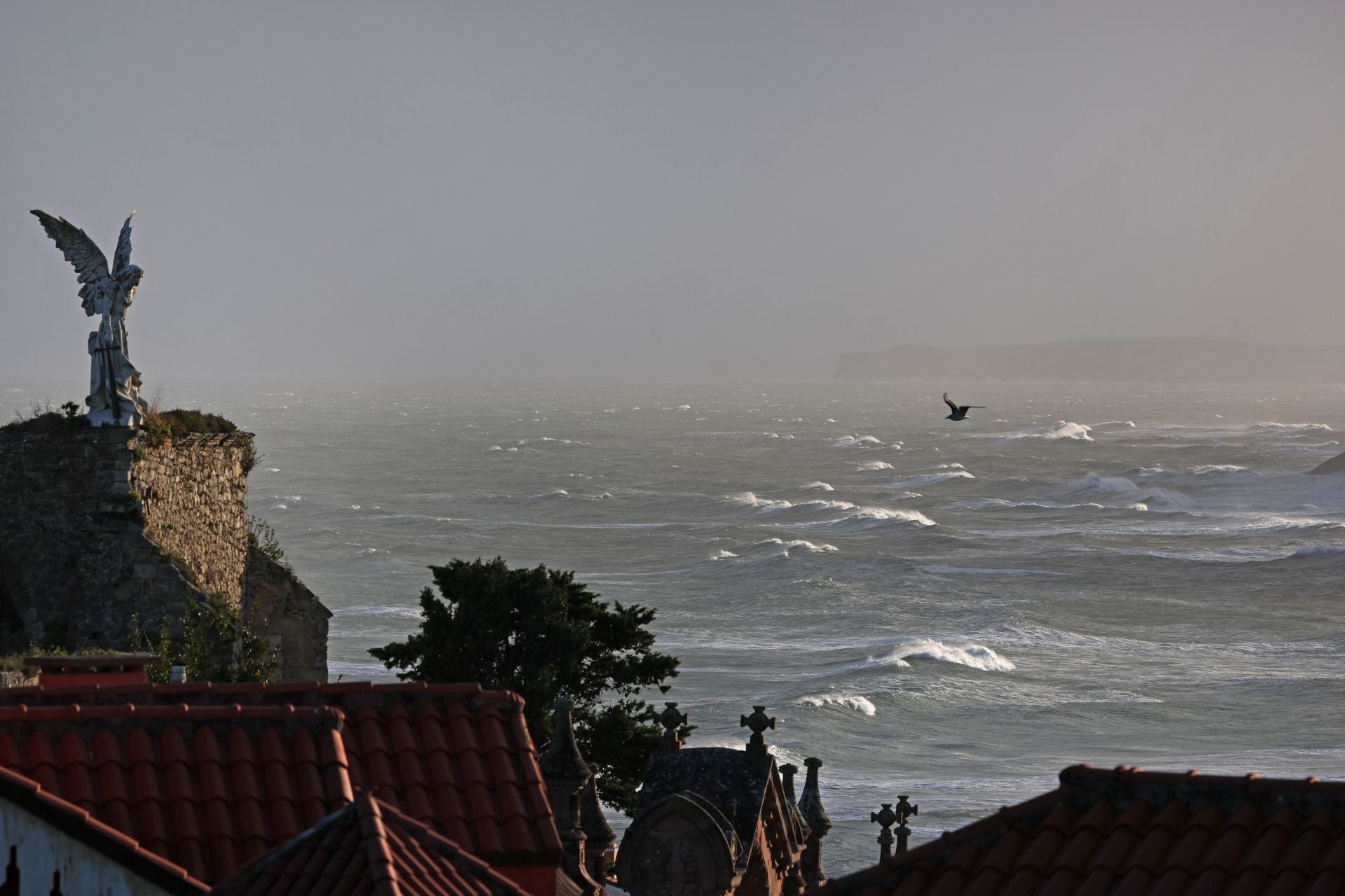 El cementerio de Comillas, con un mar revuelto de fondo.