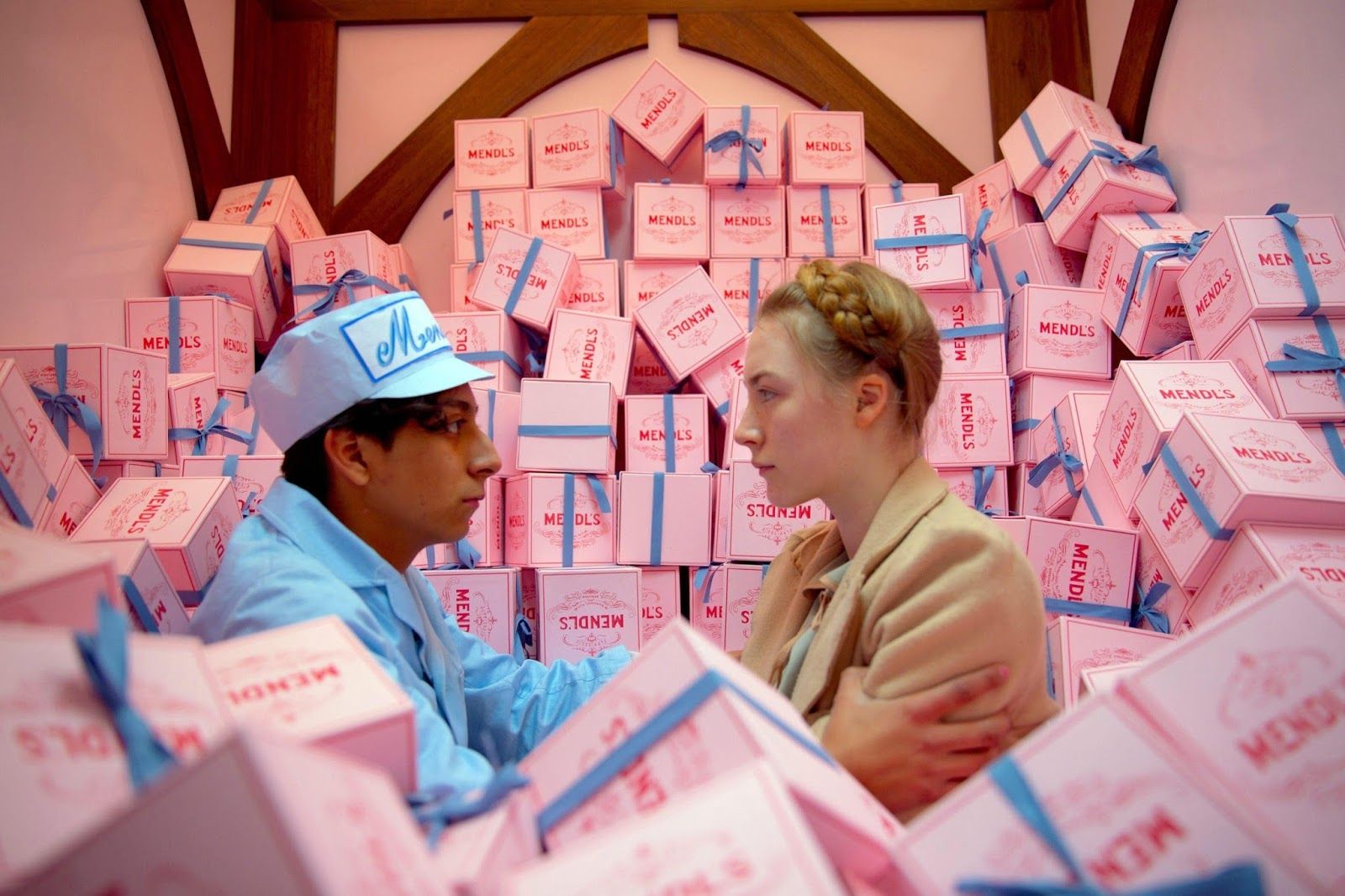 Toni Revolori y Saoirse Ronan en 'El Gran Hotel Budapest'.