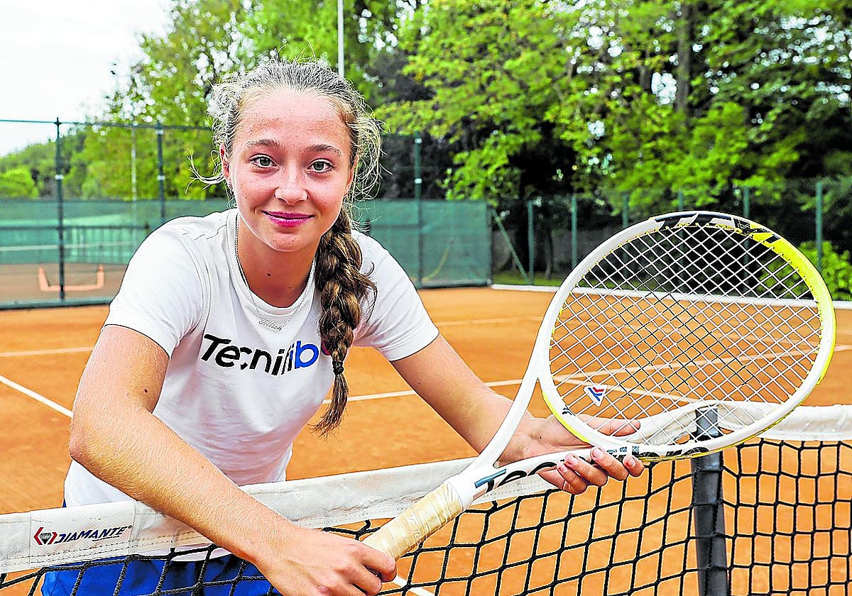 La joven tenista torrelaveguense Ailish García posa durante un entrenamiento