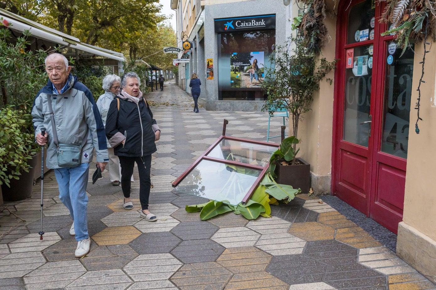 En la zona de la Cañía, en El Sardinero, el viento ha tirado elementos de la terraza de un bar.