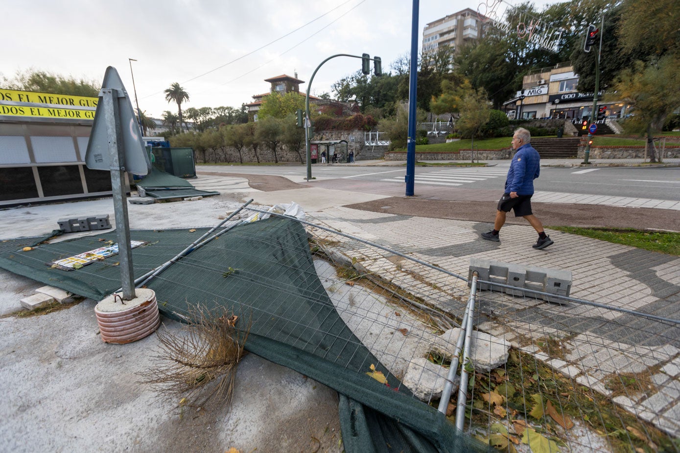 Las fuertes rachas de viento han tirado las vallas que delimitan las obras de Piquío.