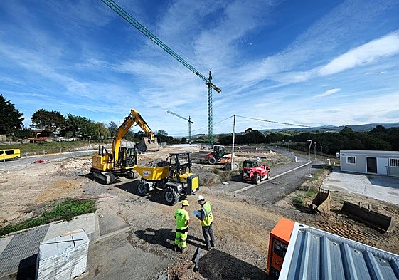 Grúas, maquinaria y casetas de obra. El paisaje de Santa Marina ya está en proceso de transformación.