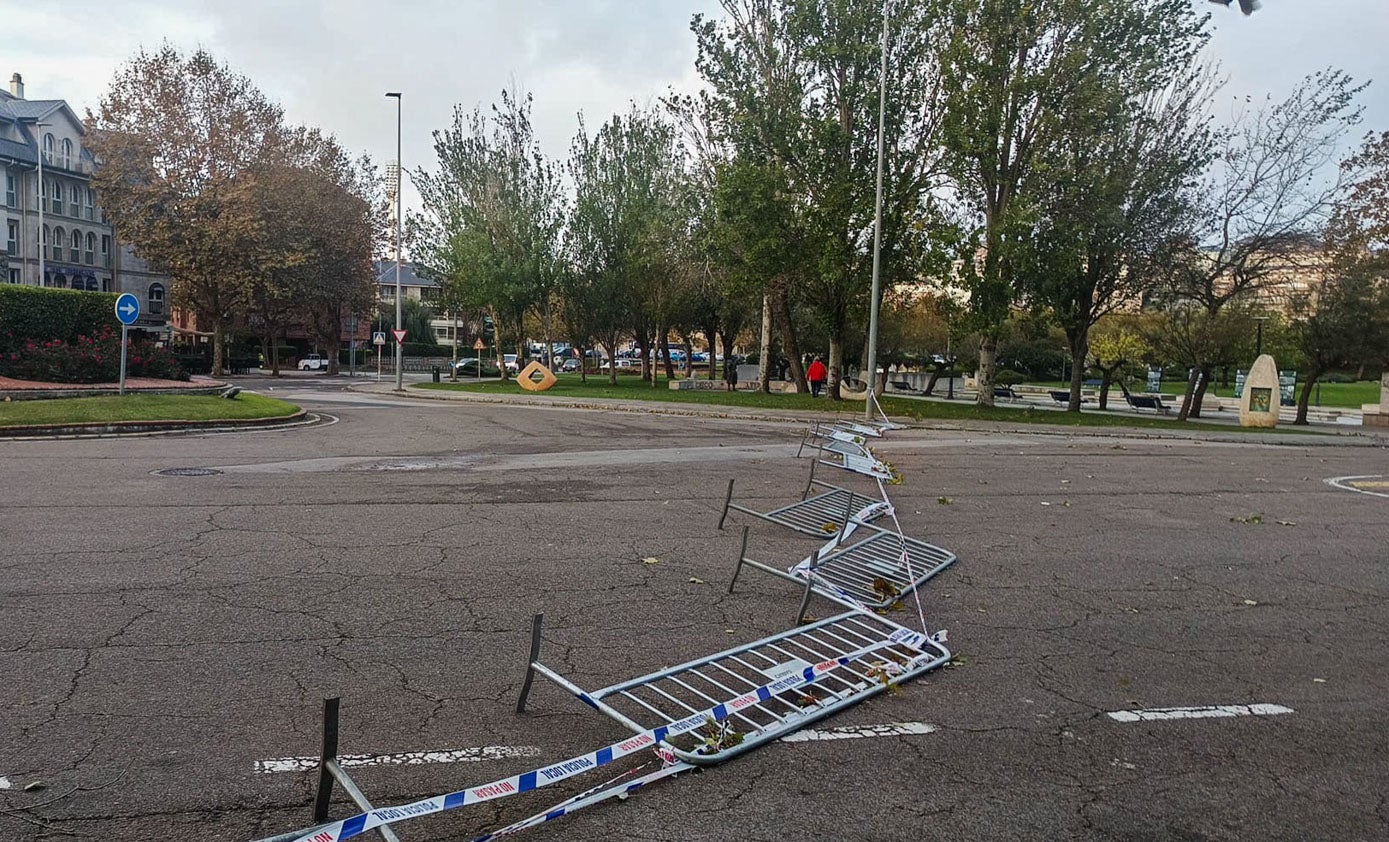 Vallas tiradas por el viento en la zona de El Sardinero.