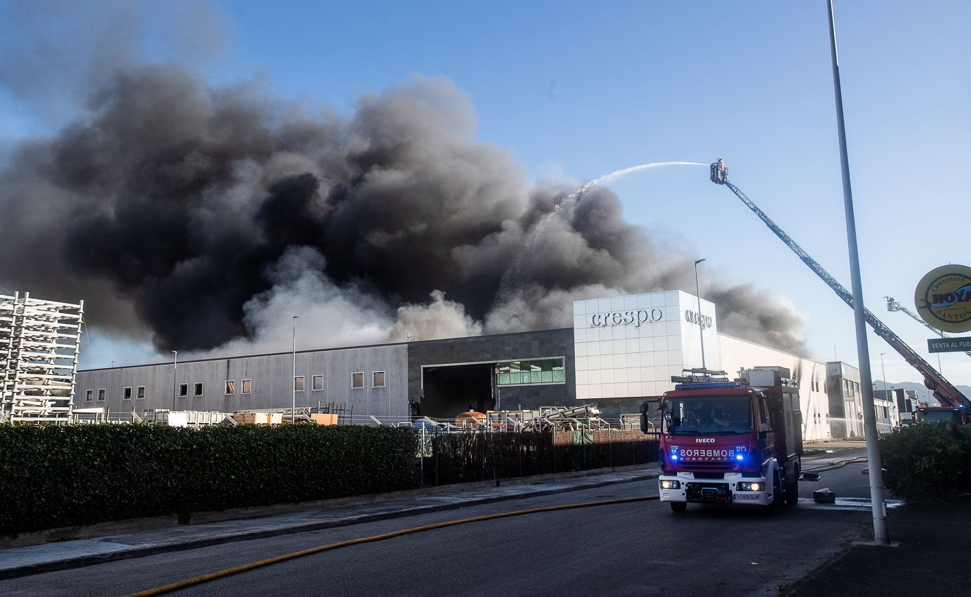 Otro momento de las labores de extinción de los bomberos