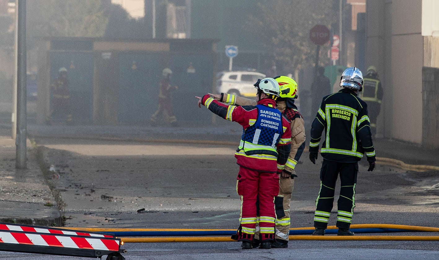 Al lugar acudieron varias dotaciones de bomberos del 112 y bomberos de Santander