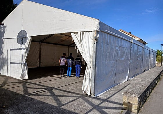 Preparación de la carpa para albergar las actividades durante los próximos días.